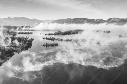 Blick über die Nebel am Staffelsee - Es lichtet sich - Seitenverhältnis 3:2 - Staffelsee Nebel Murnau Seehausen - weitere Infos unter https://www.kriner-weiermann.de