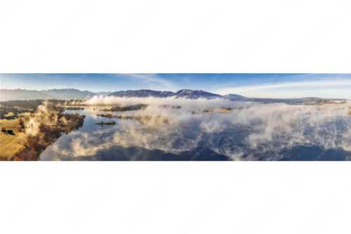 Blick über die Nebel am Staffelsee - Es lichtet sich - Seitenverhältnis 4:1 - Staffelsee Nebel Murnau Seehausen - weitere Infos unter https://www.kriner-weiermann.de
