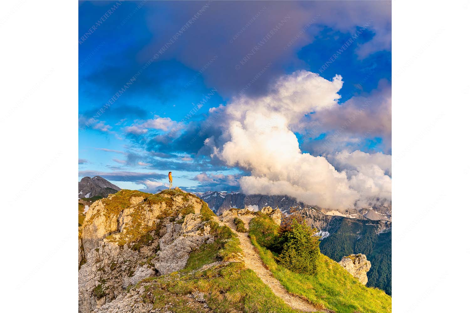 Es reißt auf – Seitenverhältnis 1:1 — Bergsteigerin am Seinskopf im Karwendel Wolkenreißen im Karwendelgebirge