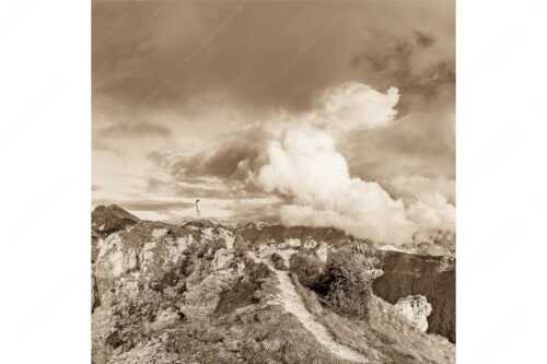 Wolkenreißen im Karwendelgebirge - Es reißt auf - Seitenverhältnis 1:1 - Bergsteigerin am Seinskopf im Karwendel - weitere Infos unter https://www.kriner-weiermann.de