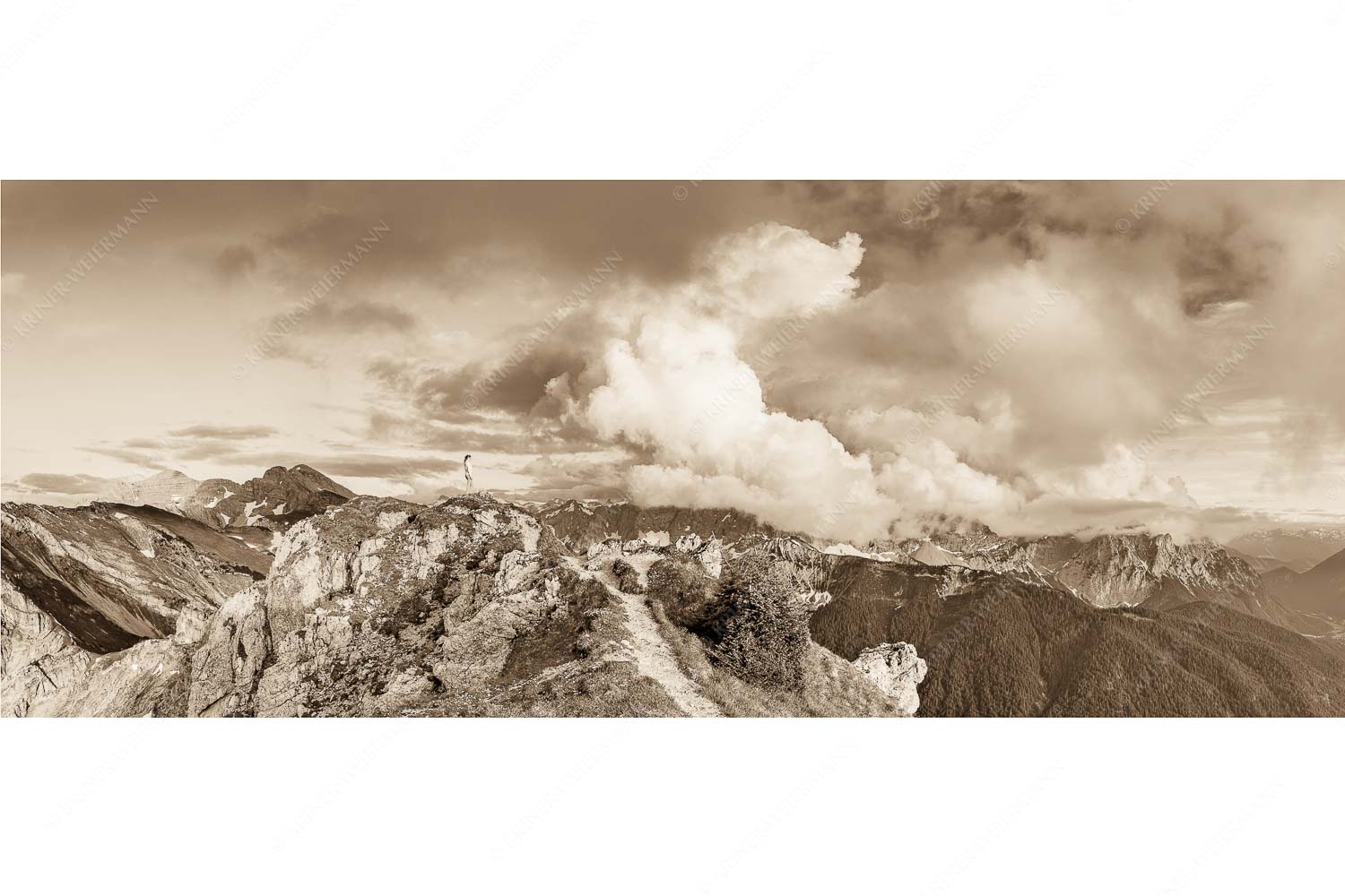 Es reißt auf – Seitenverhältnis 2,5:1 — Bergsteigerin am Seinskopf im Karwendel Wolkenreißen im Karwendelgebirge