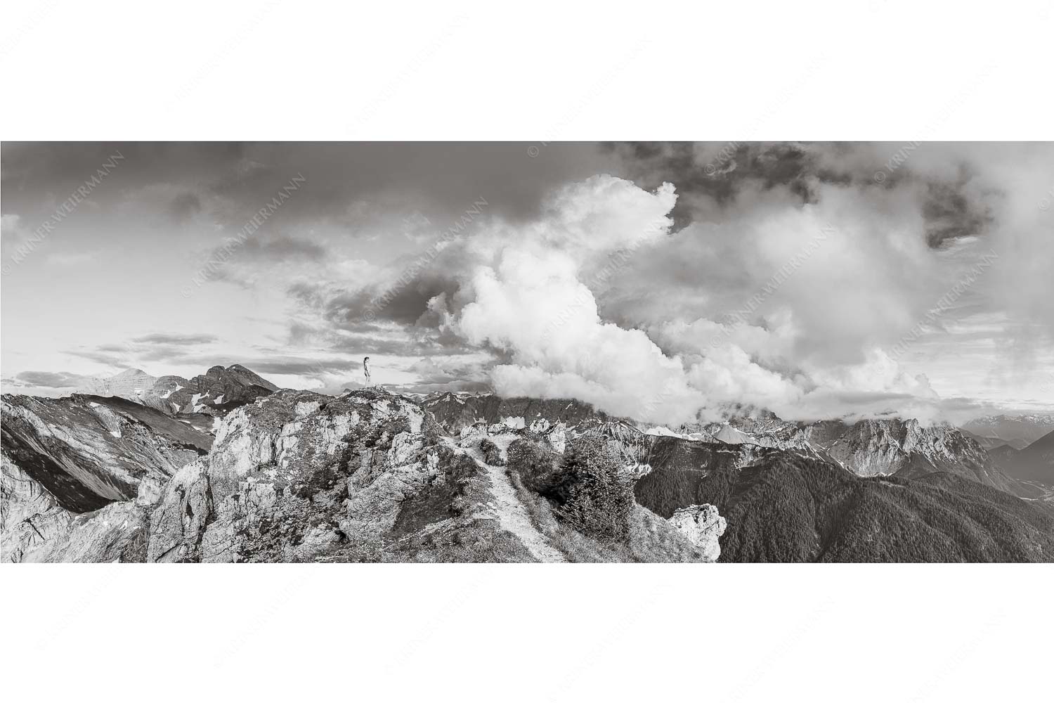 Es reißt auf – Seitenverhältnis 2,5:1 — Bergsteigerin am Seinskopf im Karwendel Wolkenreißen im Karwendelgebirge