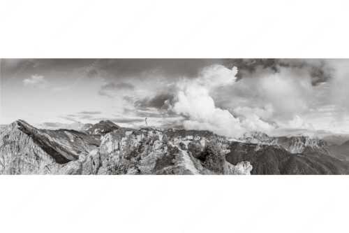 Wolkenreißen im Karwendelgebirge - Es reißt auf - Seitenverhältnis 3:1 - Bergsteigerin am Seinskopf im Karwendel - weitere Infos unter https://www.kriner-weiermann.de