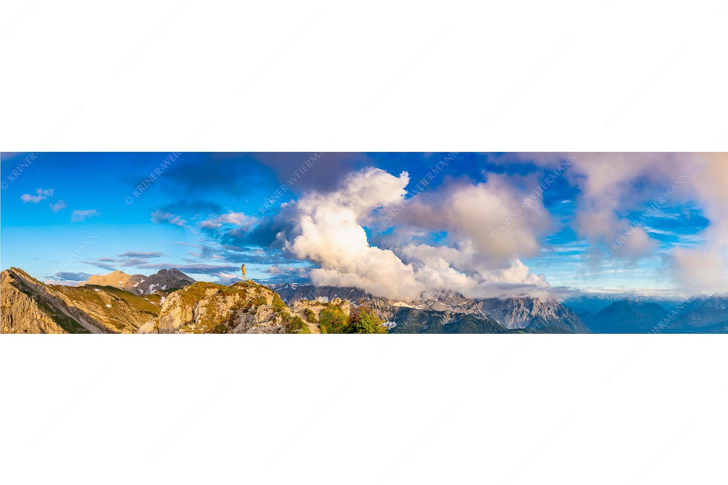 Es reißt auf – Seitenverhältnis 4:1 — Bergsteigerin am Seinskopf im Karwendel Wolkenreißen im Karwendelgebirge