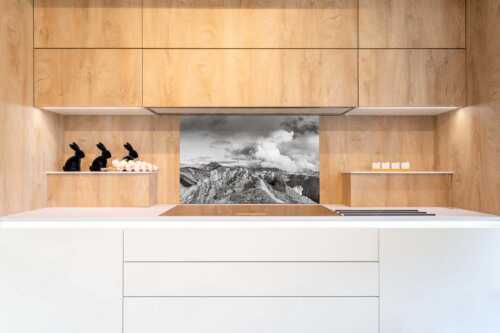 Wolkenreißen im Karwendelgebirge - Es reißt auf - Größe ca. 90x60cm, Seitenverhältnis 3:2 - Bergsteigerin am Seinskopf im Karwendel - weitere Infos unter https://www.kriner-weiermann.de