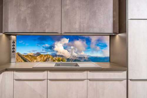 Wolkenreißen im Karwendelgebirge - Es reißt auf - Größe ca. 200x50cm, Seitenverhältnis ca: 4:1 - Bergsteigerin am Seinskopf im Karwendel - weitere Infos unter https://www.kriner-weiermann.de