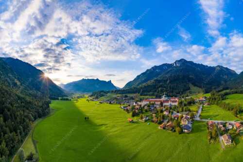 Blick über Ettal  zum Kofel - Ettal mit Kloster - Seitenverhältnis 3:2 - Ammergauer Alpen - weitere Infos unter https://www.kriner-weiermann.de