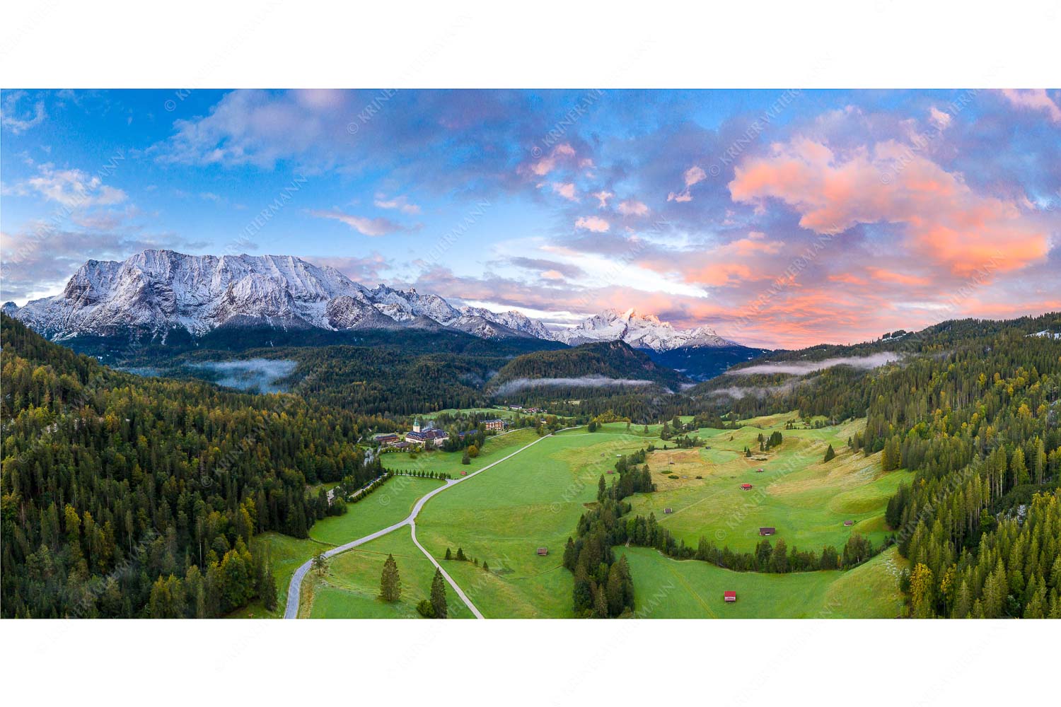 Blick über Elmauertal ins Wettersteingebirge und Zugspitzmassiv - Etwas angezuckert - Seitenverhältnis 2:1 - Elmau mit Wetterstein und Alpspitze - weitere Infos unter https://www.kriner-weiermann.de