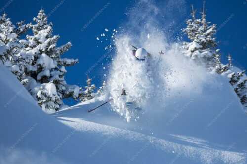 Heidenspass nach Neuschneefällen im Garmischer Skibebiet - Explosion - Seitenverhältnis 3:2 - Skifahrer im Pulverschnee - weitere Infos unter https://www.kriner-weiermann.de