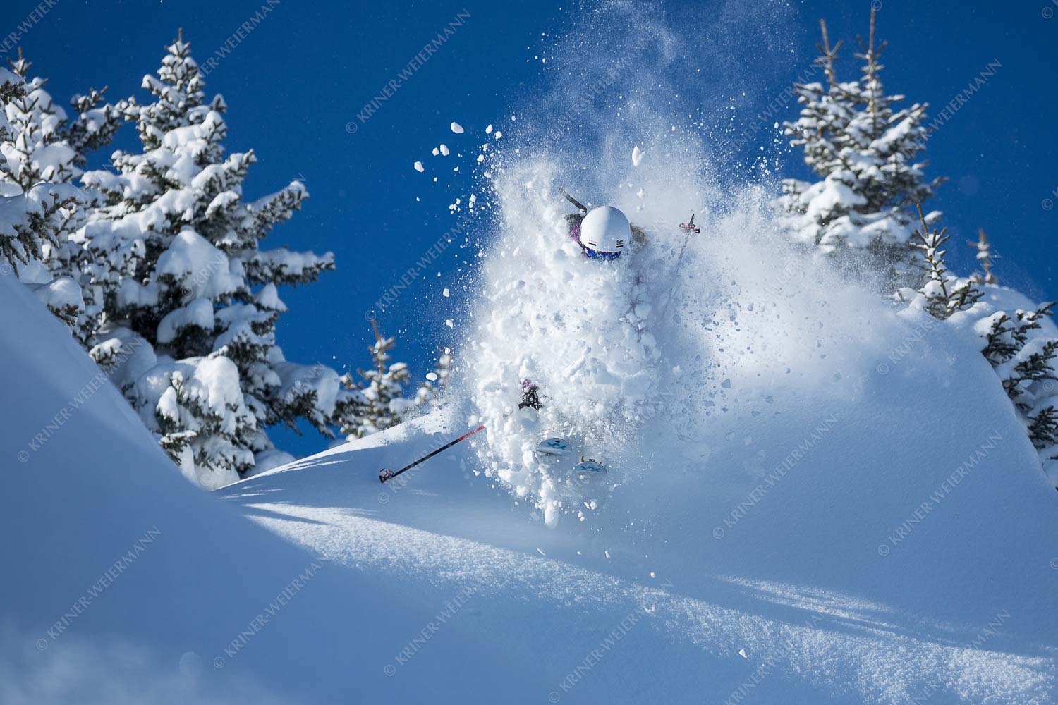 Explosion – Seitenverhältnis 3:2 — Skifahrer im Pulverschnee Heidenspass nach Neuschneefällen im Garmischer Skibebiet