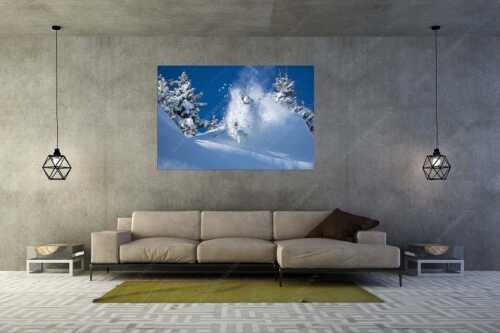 Heidenspass nach Neuschneefällen im Garmischer Skibebiet - Explosion - Größe ca. 180x120cm, Seitenverhältnis 3:2 - Skifahrer im Pulverschnee - weitere Infos unter https://www.kriner-weiermann.de