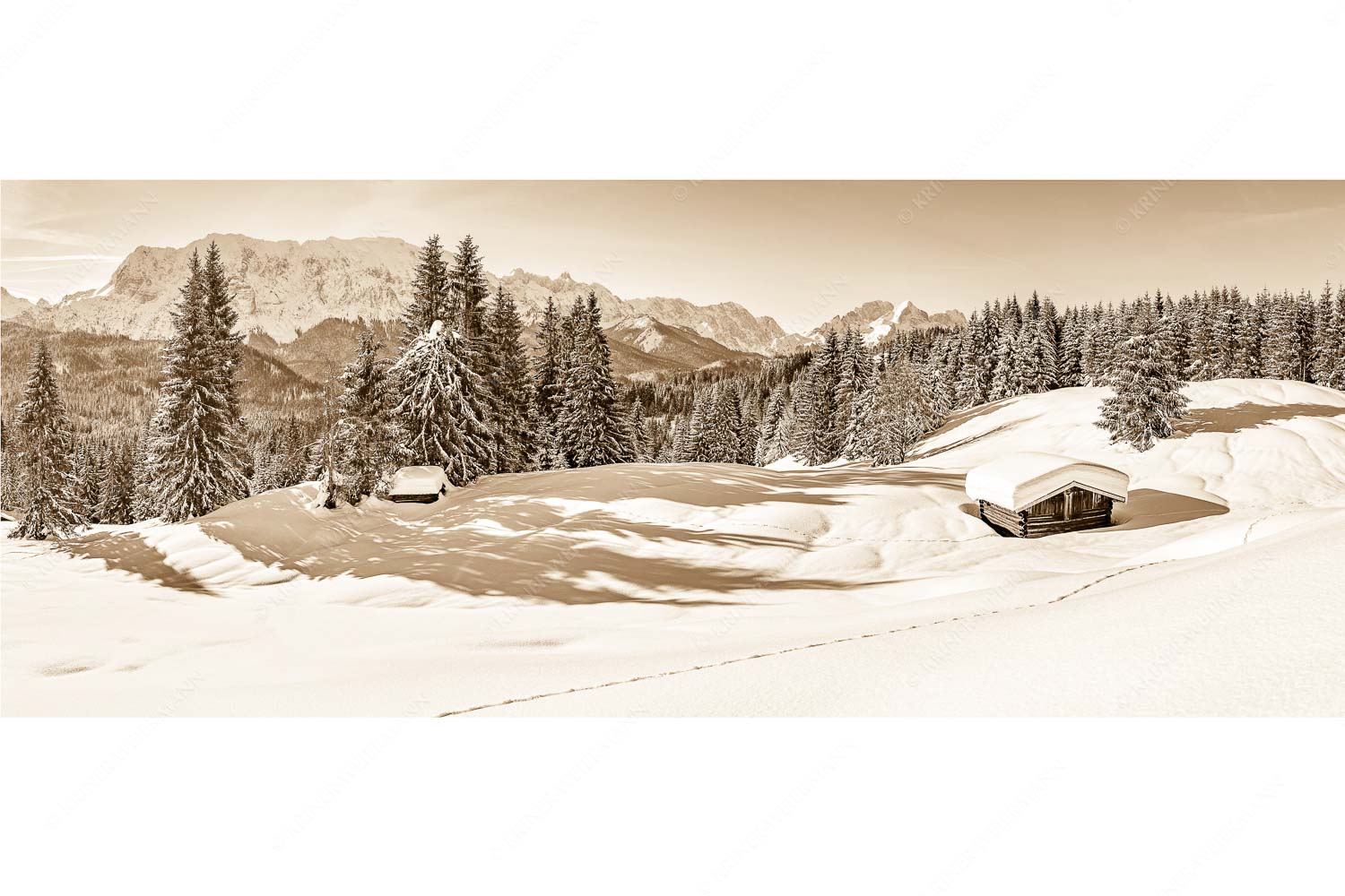 Fährte – Seitenverhältnis 2,5:1 — Viel Schnee am Stadel mit Wetterstein Blick über Winterlandschaft und Wiesmahdstadel zum Wettersteingebirge