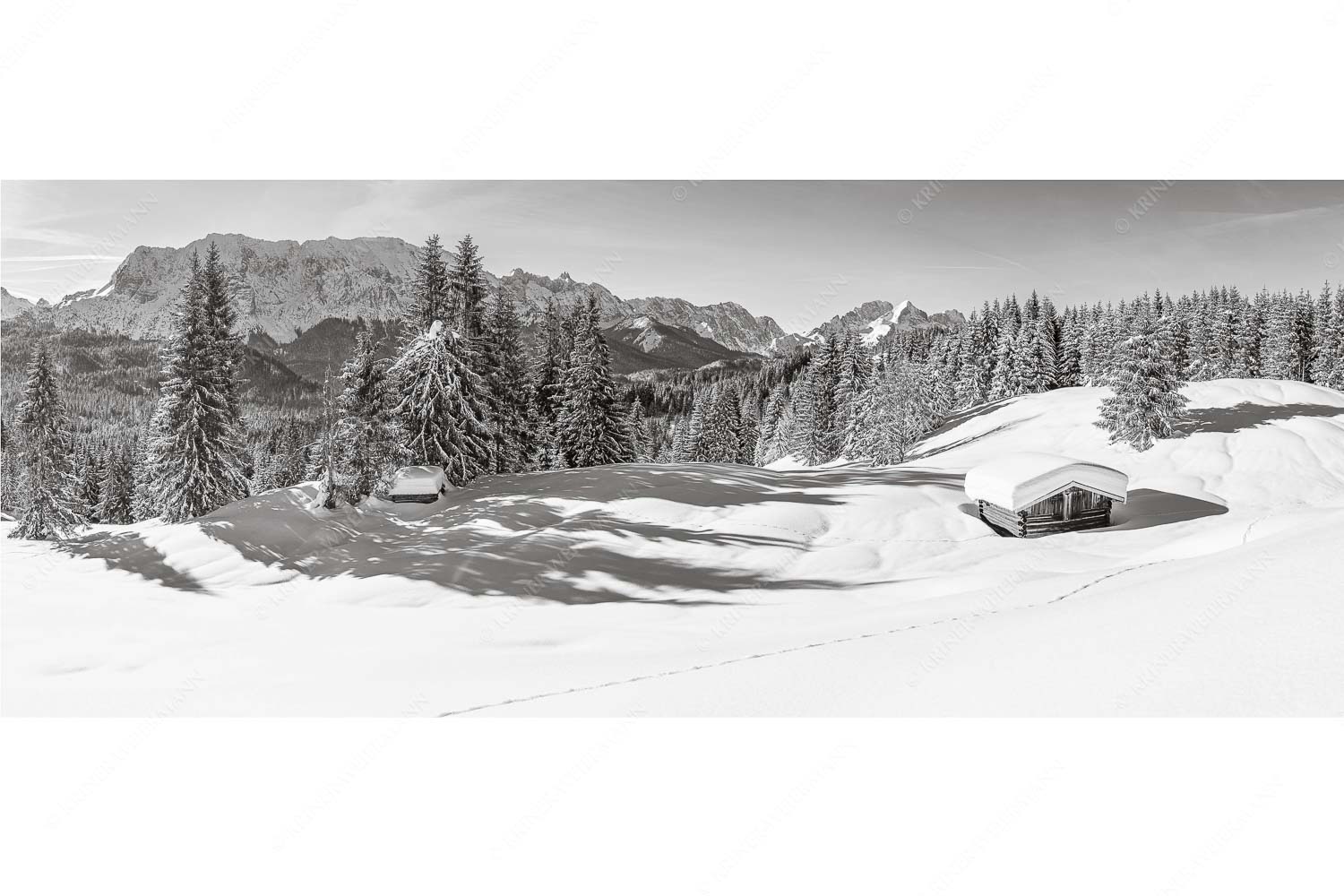 Fährte – Seitenverhältnis 2,5:1 — Viel Schnee am Stadel mit Wetterstein Blick über Winterlandschaft und Wiesmahdstadel zum Wettersteingebirge