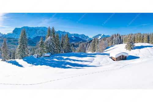 Blick über Winterlandschaft und Wiesmahdstadel zum Wettersteingebirge - Fährte - Seitenverhältnis 2:1 - Viel Schnee am Stadel mit Wetterstein - weitere Infos unter https://www.kriner-weiermann.de