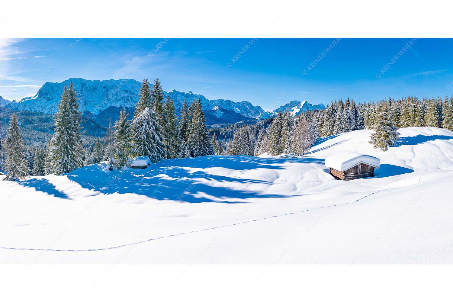 Blick über Winterlandschaft und Wiesmahdstadel zum Wettersteingebirge