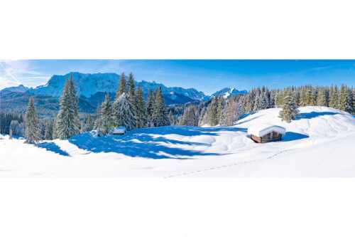 Blick über Winterlandschaft und Wiesmahdstadel zum Wettersteingebirge - Fährte - Seitenverhältnis 3:1 - Viel Schnee am Stadel mit Wetterstein - weitere Infos unter https://www.kriner-weiermann.de