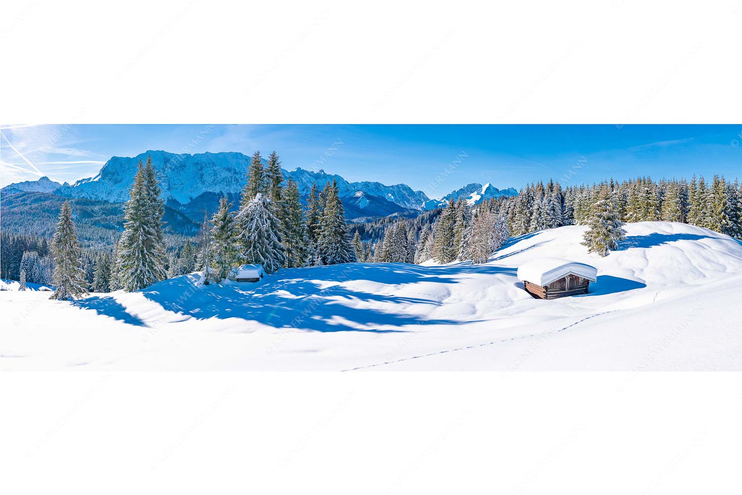 Blick über Winterlandschaft und Wiesmahdstadel zum Wettersteingebirge