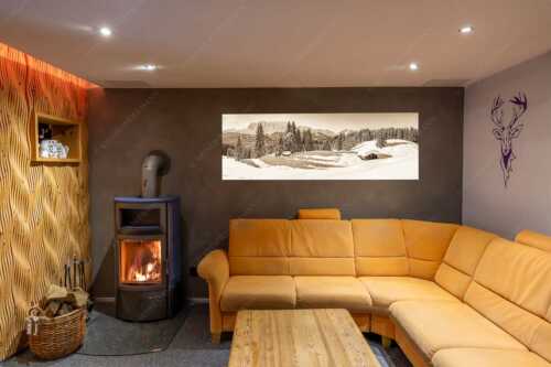 Blick über Winterlandschaft und Wiesmahdstadel zum Wettersteingebirge - Fährte - Größe ca. 180x60cm, Seitenverhältnis 3:1 - Viel Schnee am Stadel mit Wetterstein - weitere Infos unter https://www.kriner-weiermann.de