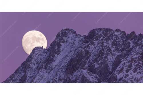Vollmondaufgang hinter Wörner im Karwendelgebirge - Fast voll - Seitenverhältnis 2:1 - Vollmond am Wörner - weitere Infos unter https://www.kriner-weiermann.de
