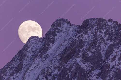 Vollmondaufgang hinter Wörner im Karwendelgebirge - Fast voll - Seitenverhältnis 3:2 - Vollmond am Wörner - weitere Infos unter https://www.kriner-weiermann.de