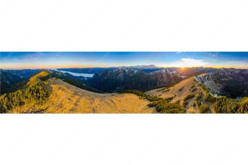 Blick über Feldern, Kramer und Zugspitze in den Sonnenuntergang - Feldernkopf - Seitenverhältnis 4:1 - Ammergauer Alpen Sonnenuntergang - weitere Infos unter https://www.kriner-weiermann.de