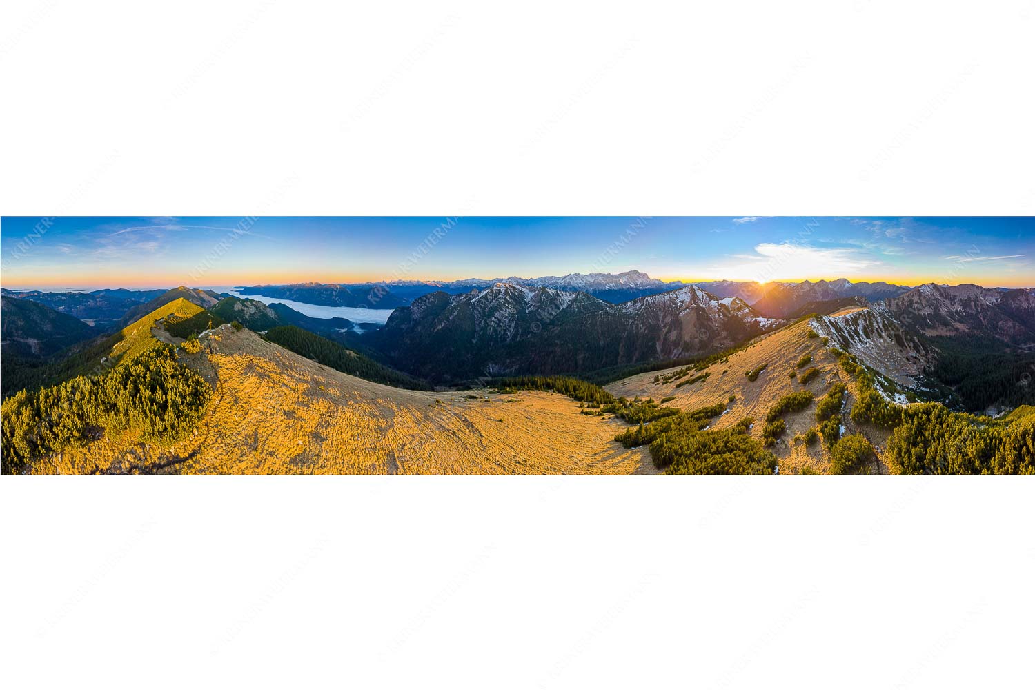 Feldernkopf – Seitenverhältnis 4:1 — Ammergauer Alpen Sonnenuntergang Blick über Feldern, Kramer und Zugspitze in den Sonnenuntergang
