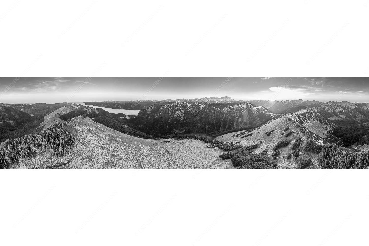 Feldernkopf – Seitenverhältnis 4:1 — Ammergauer Alpen Sonnenuntergang Blick über Feldern, Kramer und Zugspitze in den Sonnenuntergang