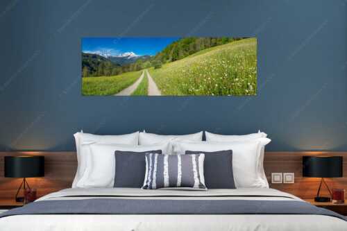 Feldweg durch die Bergbauernwiesen unterhalb vom Eckbauern - Feldweg - Größe ca. 180x60cm, Seitenverhältnis 3:1 - Alpspitze mit Hintergraseck - weitere Infos unter https://www.kriner-weiermann.de