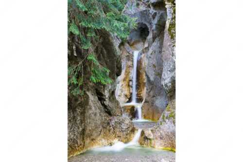 Einer der vielen Wasserfälle am Heckenbach bei Kochel - Feng Shui - Seitenverhältnis 2:3 - Wasserfall bei Kochel - weitere Infos unter https://www.kriner-weiermann.de