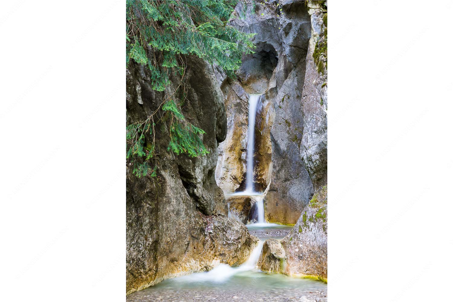 Einer der vielen Wasserfälle am Heckenbach bei Kochel