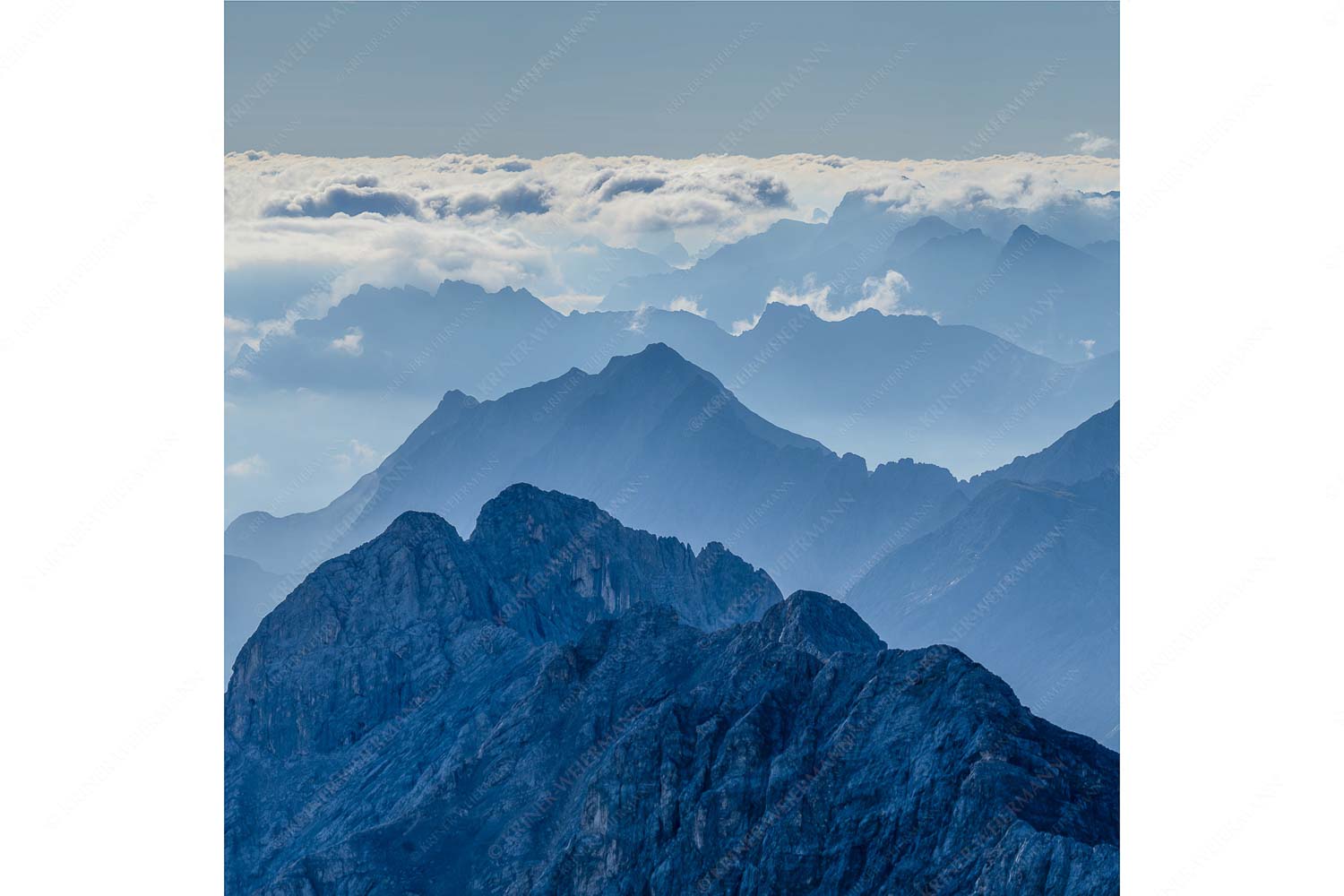 Fernweh – Seitenverhältnis 1:1 — Zugspitzpanorama Blick von der Zugspitze über Jubiläumsgrat nach Osten in das Karwendelgebirge