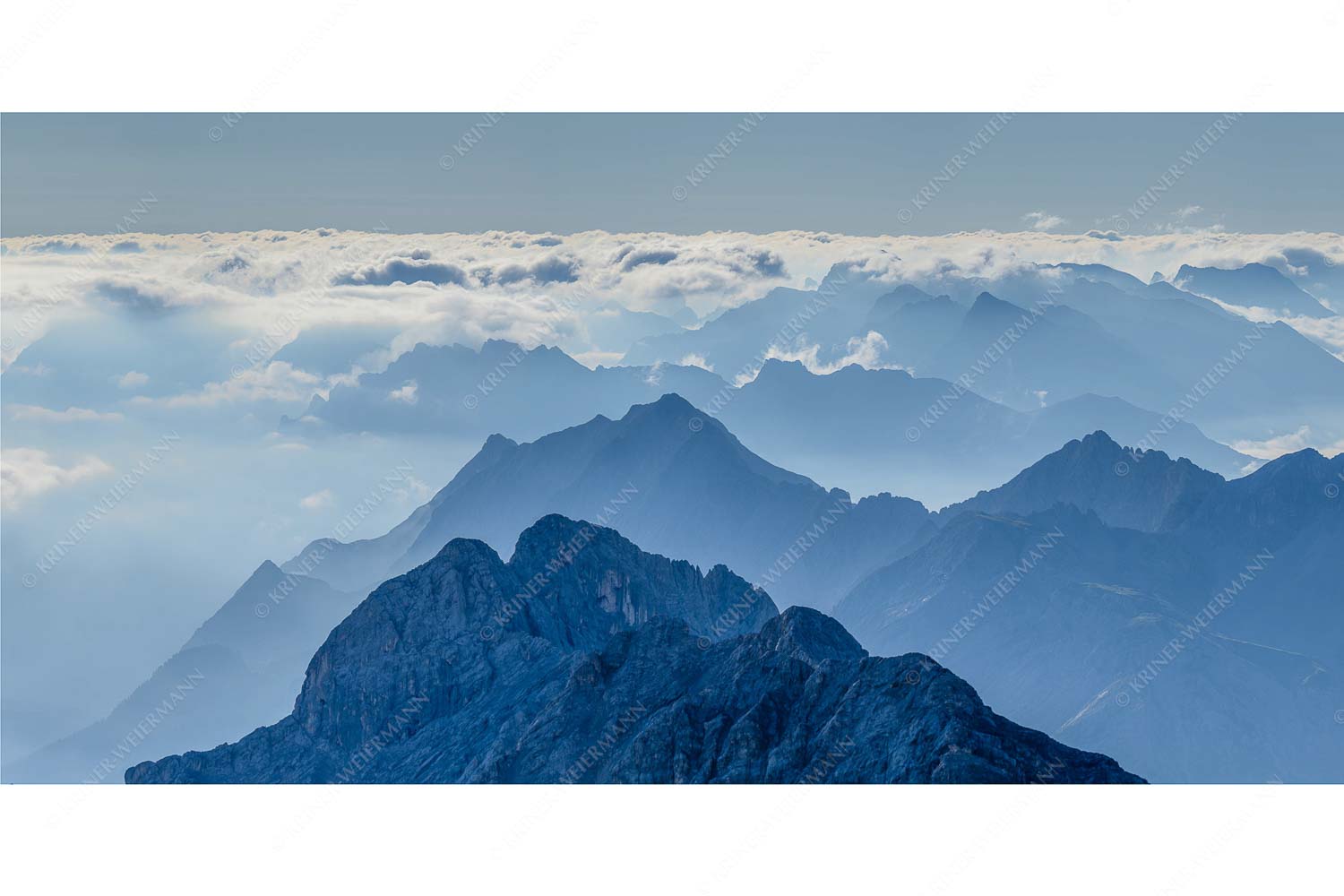 Blick von der Zugspitze über Jubiläumsgrat nach Osten in das Karwendelgebirge