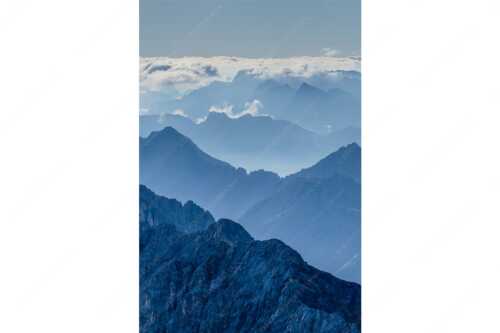 Blick von der Zugspitze über Jubiläumsgrat nach Osten in das Karwendelgebirge - Fernweh - Seitenverhältnis 2:3 - Zugspitzpanorama - weitere Infos unter https://www.kriner-weiermann.de