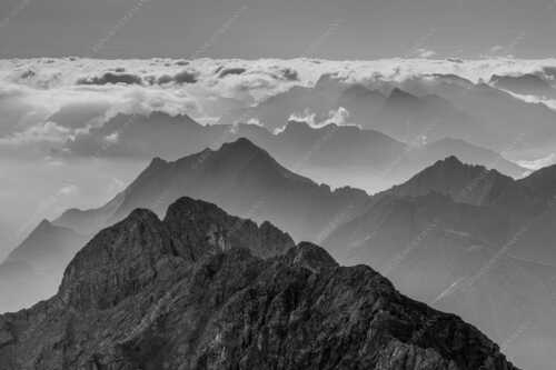 Blick von der Zugspitze über Jubiläumsgrat nach Osten in das Karwendelgebirge - Fernweh - Seitenverhältnis 3:2 - Zugspitzpanorama - weitere Infos unter https://www.kriner-weiermann.de