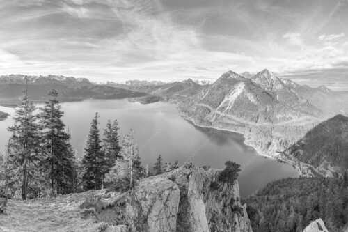 Blick über Walchensee zum Herzogstand - Fiordlands - Seitenverhältnis 3:2 - Walchensee Fahrenberg und Herzogstand - weitere Infos unter https://www.kriner-weiermann.de