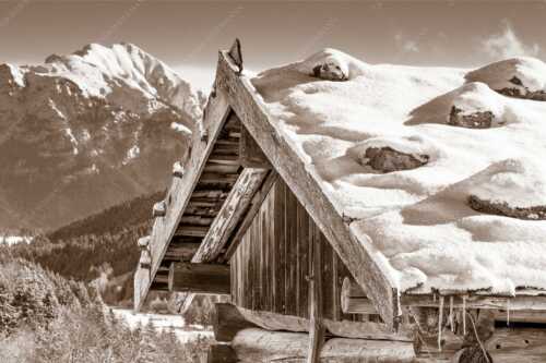 Ein traditioneller Heustadl mit Schindeldach bei der Pfeifferalm - First - Seitenverhältnis 3:2 - Stadel mit Soierngebirge - weitere Infos unter https://www.kriner-weiermann.de