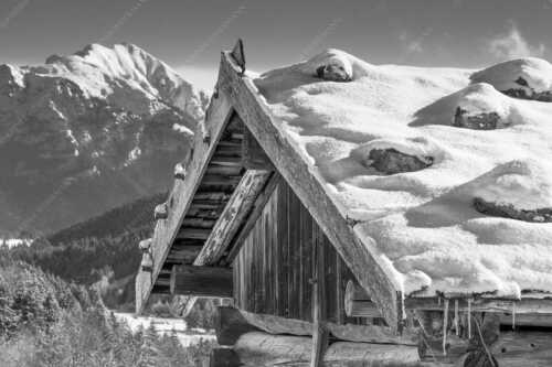 Ein traditioneller Heustadl mit Schindeldach bei der Pfeifferalm - First - Seitenverhältnis 3:2 - Stadel mit Soierngebirge - weitere Infos unter https://www.kriner-weiermann.de