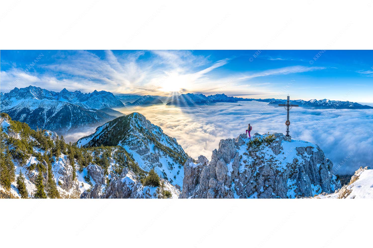 Fortuna – Seitenverhältnis 2,5:1 — Bergsteiger am Signalkopf im Soierngebirge Blick vom Signalkopf über Wolkenmeer zum Sonnenuntergang im Wetterstein