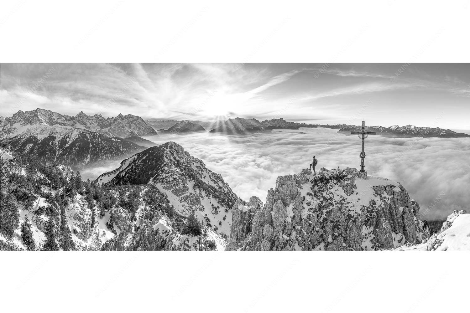 Fortuna – Seitenverhältnis 2,5:1 — Bergsteiger am Signalkopf im Soierngebirge Blick vom Signalkopf über Wolkenmeer zum Sonnenuntergang im Wetterstein