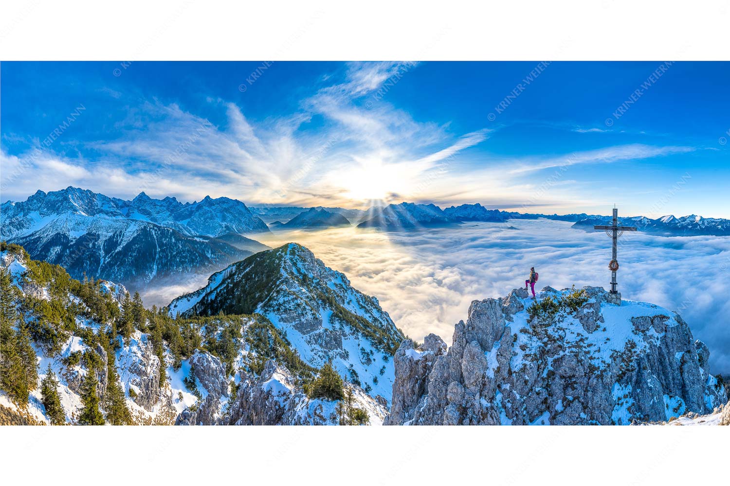 Fortuna – Seitenverhältnis 2:1 — Bergsteiger am Signalkopf im Soierngebirge Blick vom Signalkopf über Wolkenmeer zum Sonnenuntergang im Wetterstein