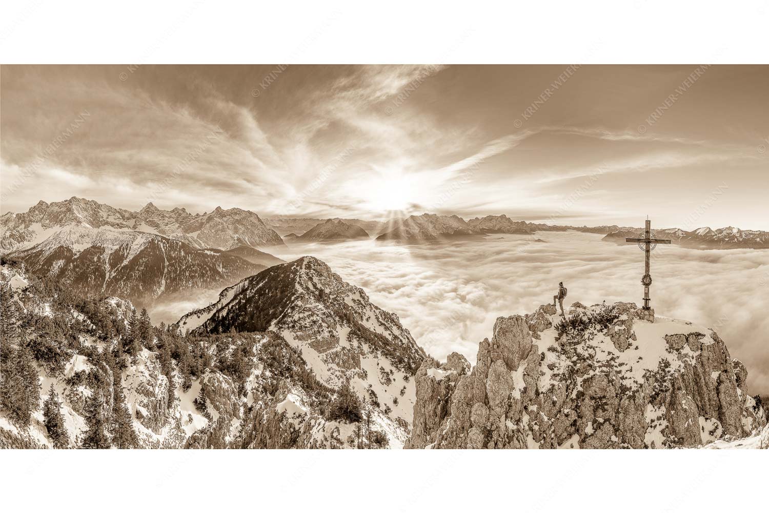 Fortuna – Seitenverhältnis 2:1 — Bergsteiger am Signalkopf im Soierngebirge Blick vom Signalkopf über Wolkenmeer zum Sonnenuntergang im Wetterstein