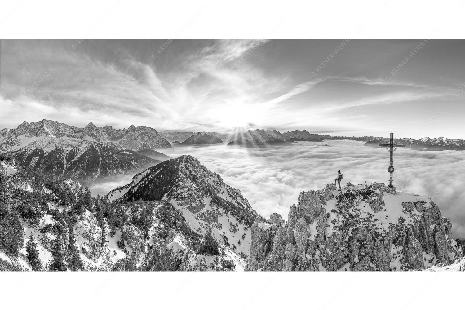 Fortuna – Seitenverhältnis 2:1 — Bergsteiger am Signalkopf im Soierngebirge Blick vom Signalkopf über Wolkenmeer zum Sonnenuntergang im Wetterstein