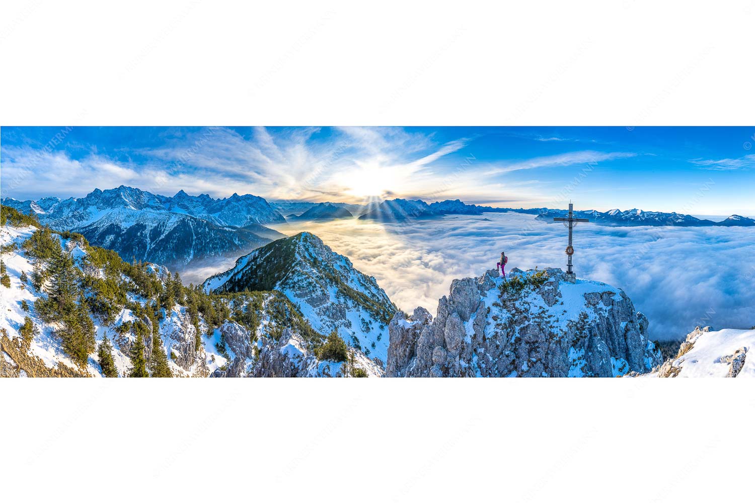 Fortuna – Seitenverhältnis 3:1 — Bergsteiger am Signalkopf im Soierngebirge Blick vom Signalkopf über Wolkenmeer zum Sonnenuntergang im Wetterstein