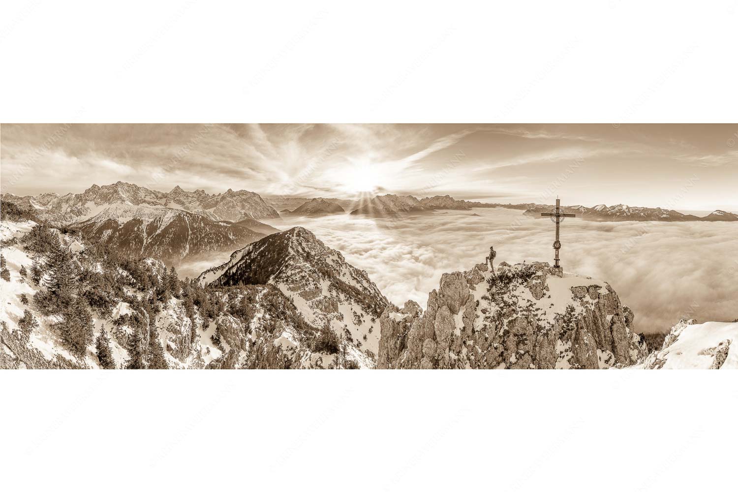 Fortuna – Seitenverhältnis 3:1 — Bergsteiger am Signalkopf im Soierngebirge Blick vom Signalkopf über Wolkenmeer zum Sonnenuntergang im Wetterstein