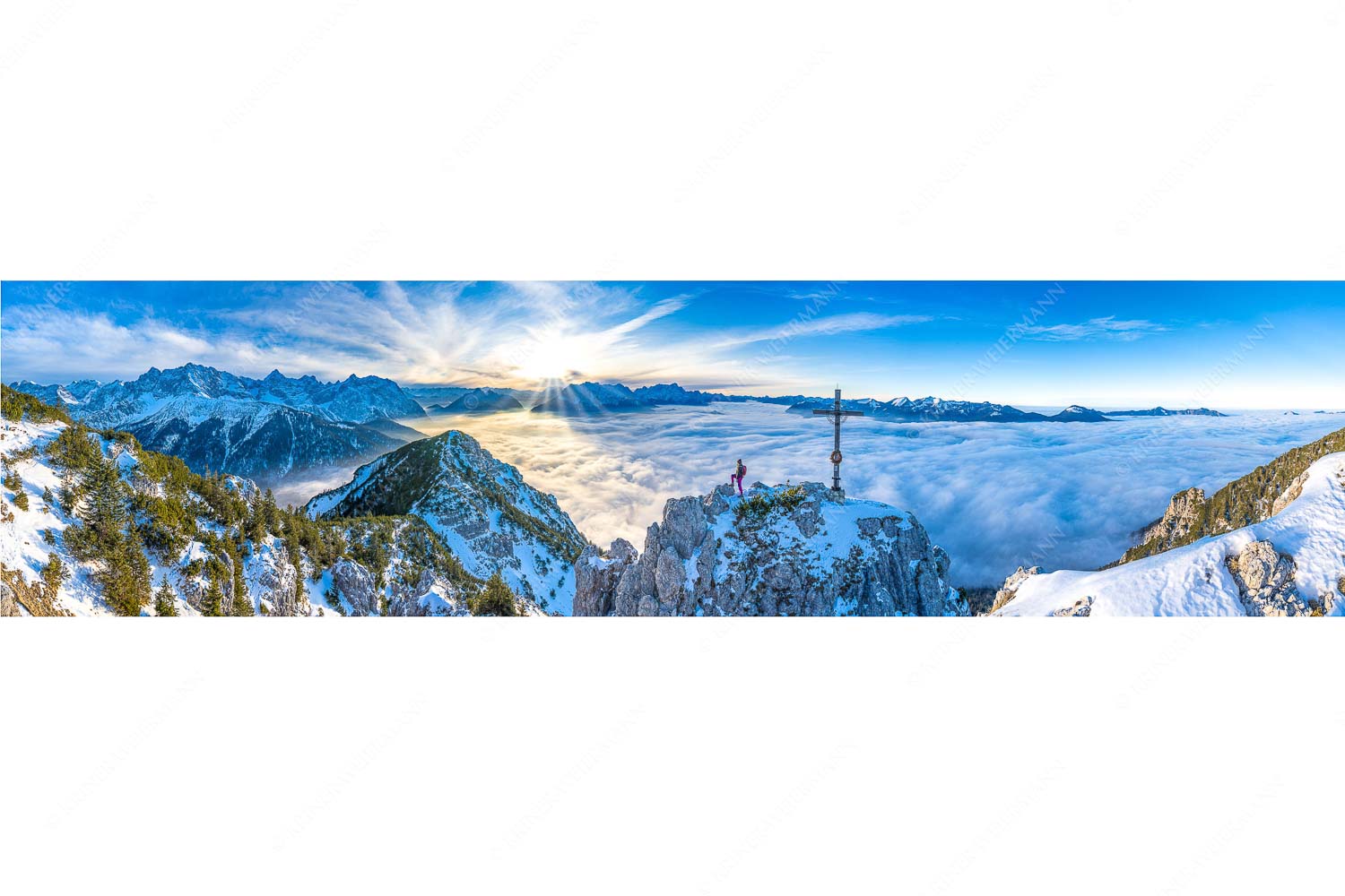 Fortuna – Seitenverhältnis 4:1 — Bergsteiger am Signalkopf im Soierngebirge Blick vom Signalkopf über Wolkenmeer zum Sonnenuntergang im Wetterstein
