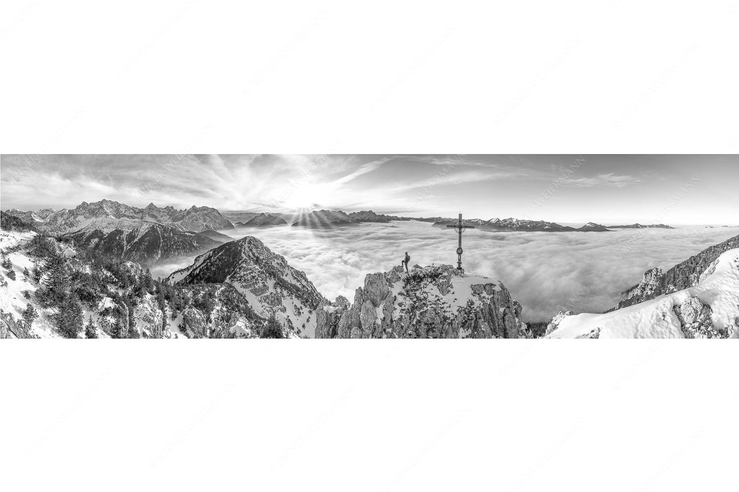 Fortuna – Seitenverhältnis 4:1 — Bergsteiger am Signalkopf im Soierngebirge Blick vom Signalkopf über Wolkenmeer zum Sonnenuntergang im Wetterstein