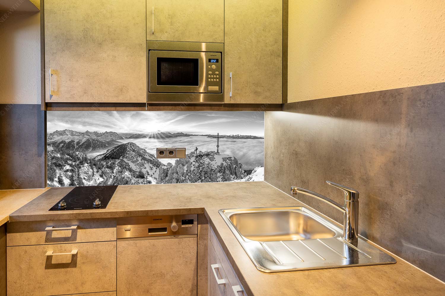 Fortuna – Größe ca. 150x60cm, Seitenverhältnis 2,5:1 — Bergsteiger am Signalkopf im Soierngebirge Blick vom Signalkopf über Wolkenmeer zum Sonnenuntergang im Wetterstein - Fortuna - Größe ca. 150x60cm, Seitenverhältnis 2,5:1 - Bergsteiger am Signalkopf im Soierngebirge - weitere Infos unter https://www.kriner-weiermann.de