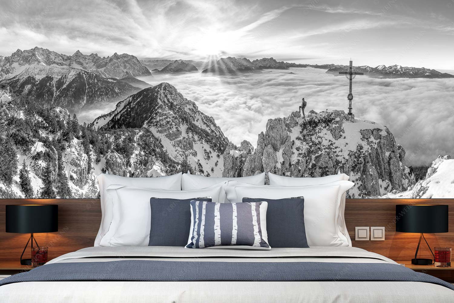 Fortuna – Größe ca. 350x140cm, Seitenverhältnis 2,5:1 — Bergsteiger am Signalkopf im Soierngebirge Blick vom Signalkopf über Wolkenmeer zum Sonnenuntergang im Wetterstein - Fortuna - Größe ca. 350x140cm, Seitenverhältnis 2,5:1 - Bergsteiger am Signalkopf im Soierngebirge - weitere Infos unter https://www.kriner-weiermann.de