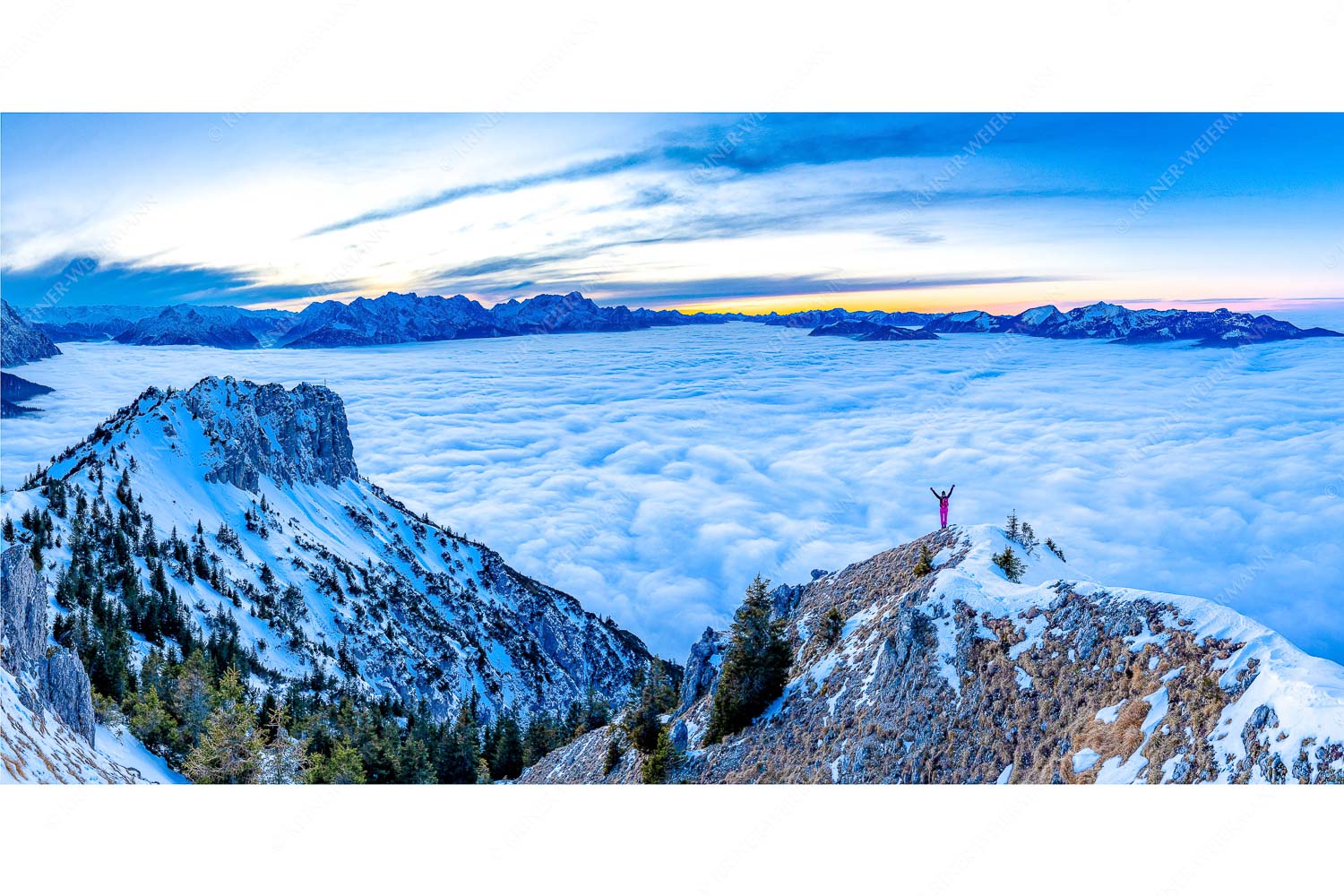 Frei sein – Seitenverhältnis 2:1 — Bergsteiger am Seinskopf im Soierngebirge Blick vom Seinskopf über das Wolkenmeer in den Sonnenuntergang