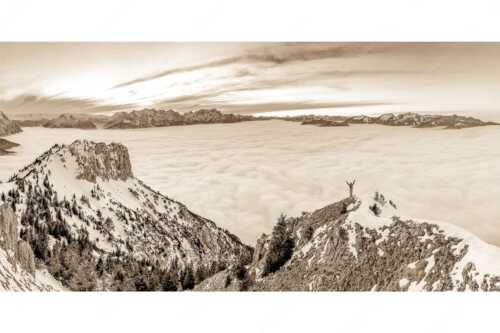 Blick vom Seinskopf über das Wolkenmeer in den Sonnenuntergang - Frei sein - Seitenverhältnis 2:1 - Bergsteiger am Seinskopf im Soierngebirge - weitere Infos unter https://www.kriner-weiermann.de